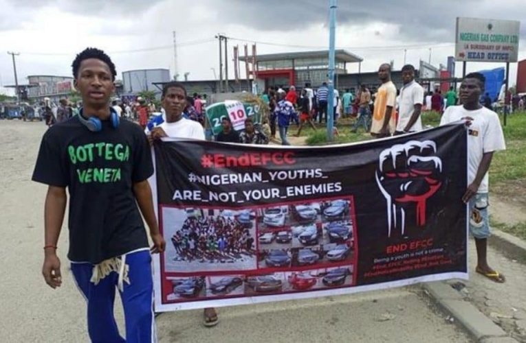 One Killed As Suspected Fraudsters Protest Against EFCC In Delta