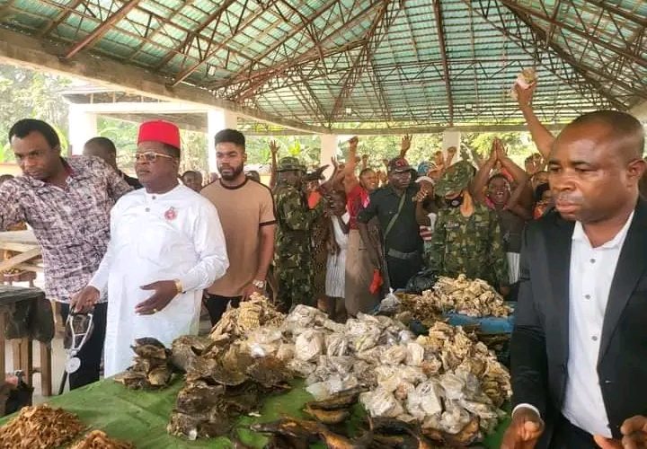 [Photos] 2023: Gov. Umahi Goes Market To Buy Foodstuff