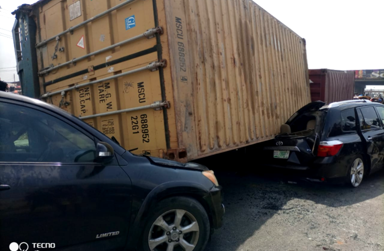 [PHOTOS] Breaking: Scores Feared Dead As 40-feet Containers Fall On Cars In Lagos