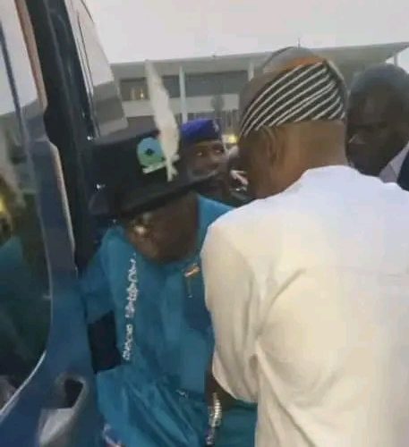 Photos: Gov. Wike Demonstrates Great Virtue, Assists Presidential Aspirant Into Vehicle