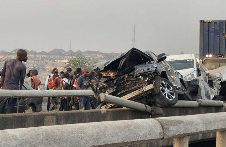 Breaking: [Photos] Fatal Accident Causes Heavy Gridlock On Lagos-Ibadan Expressway