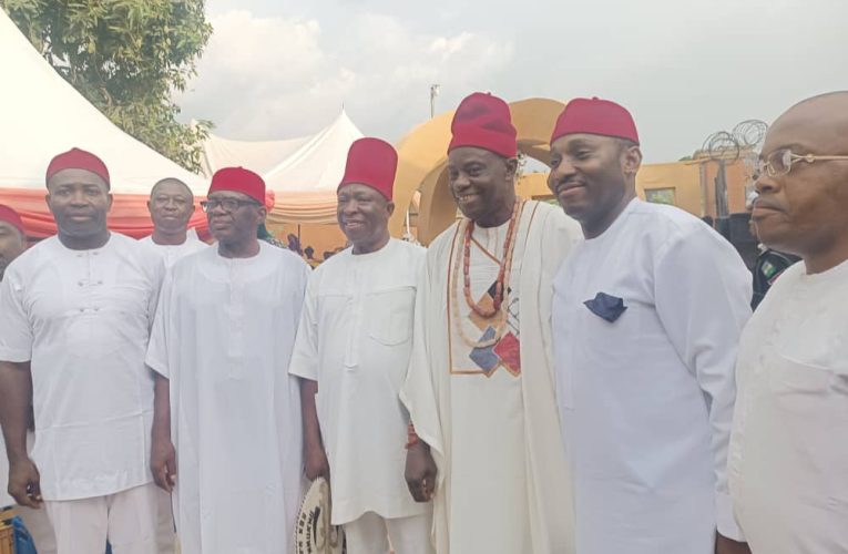 PHOTOS: Hon. Dozie Nwankwo, Victor Umeh, Estate Onyedum, Others Grace Event as Prime Minister of Adazi-Nnukwu, Chief Ugwumba Gives Daughter’s Hand in Marriage